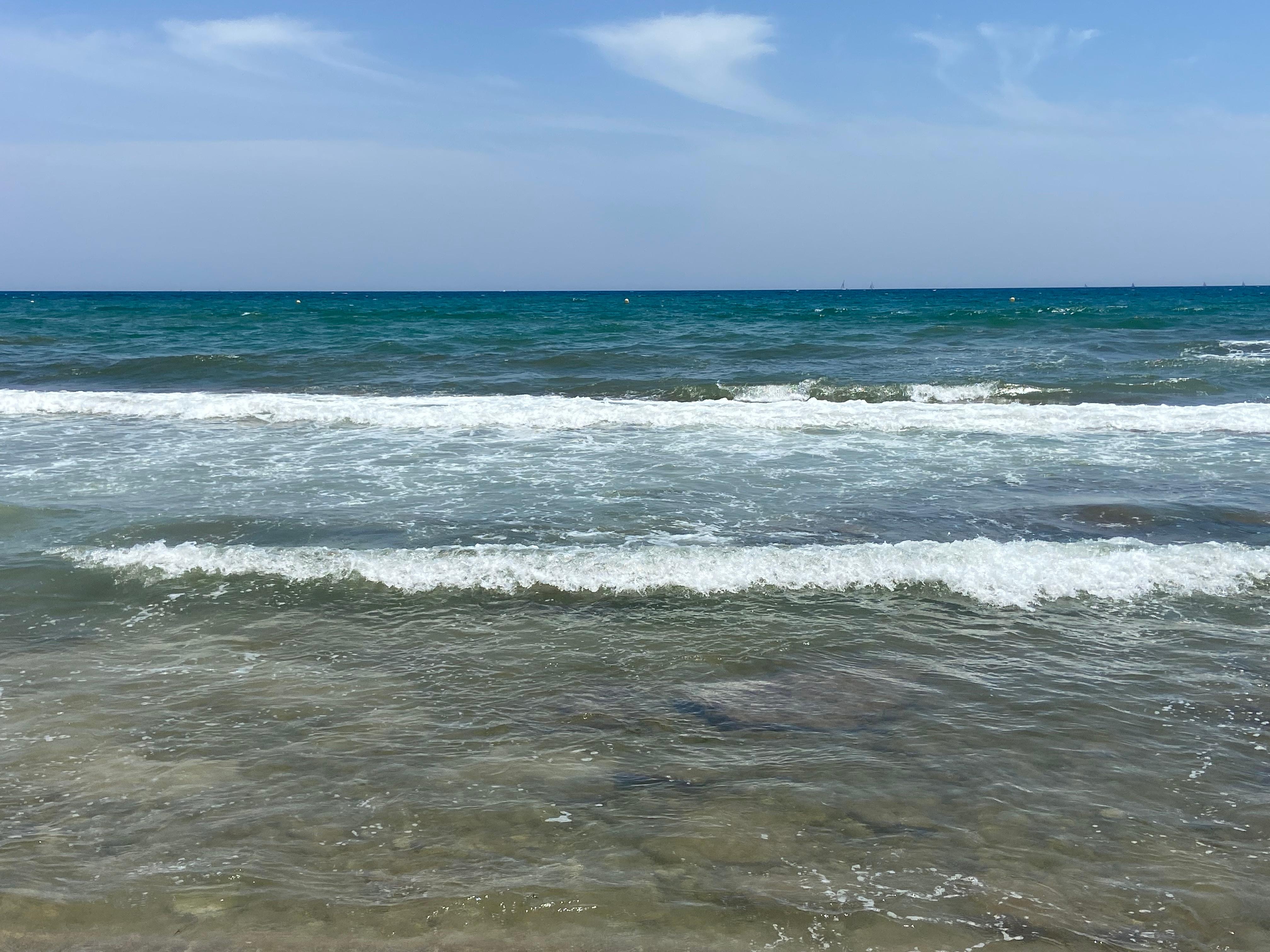 Bølgene på stranda.