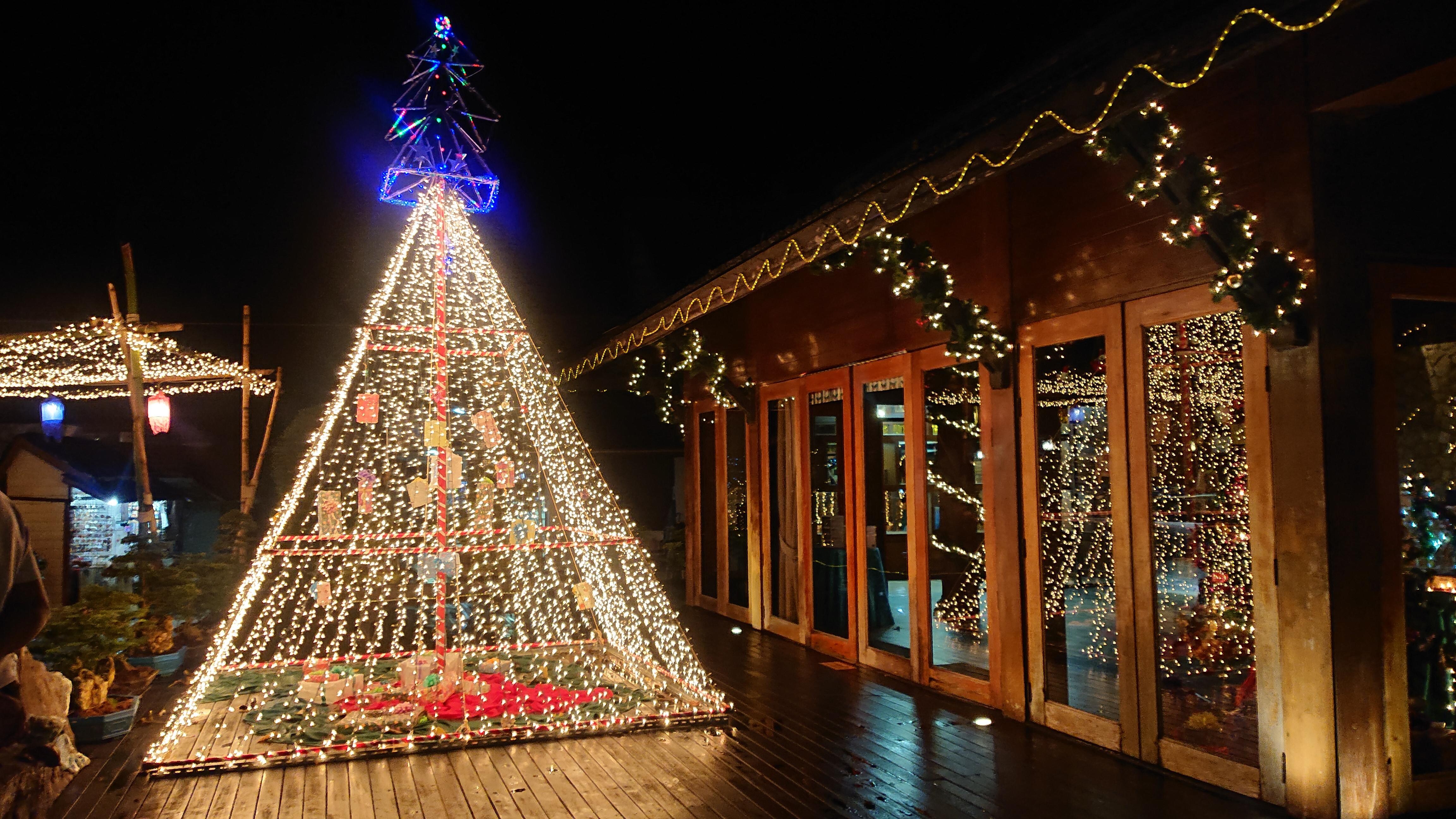 クリスマスとニューイヤーを祝うツリー