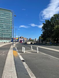 Straat naast het hotel, gezien vanaf winkelcentrum