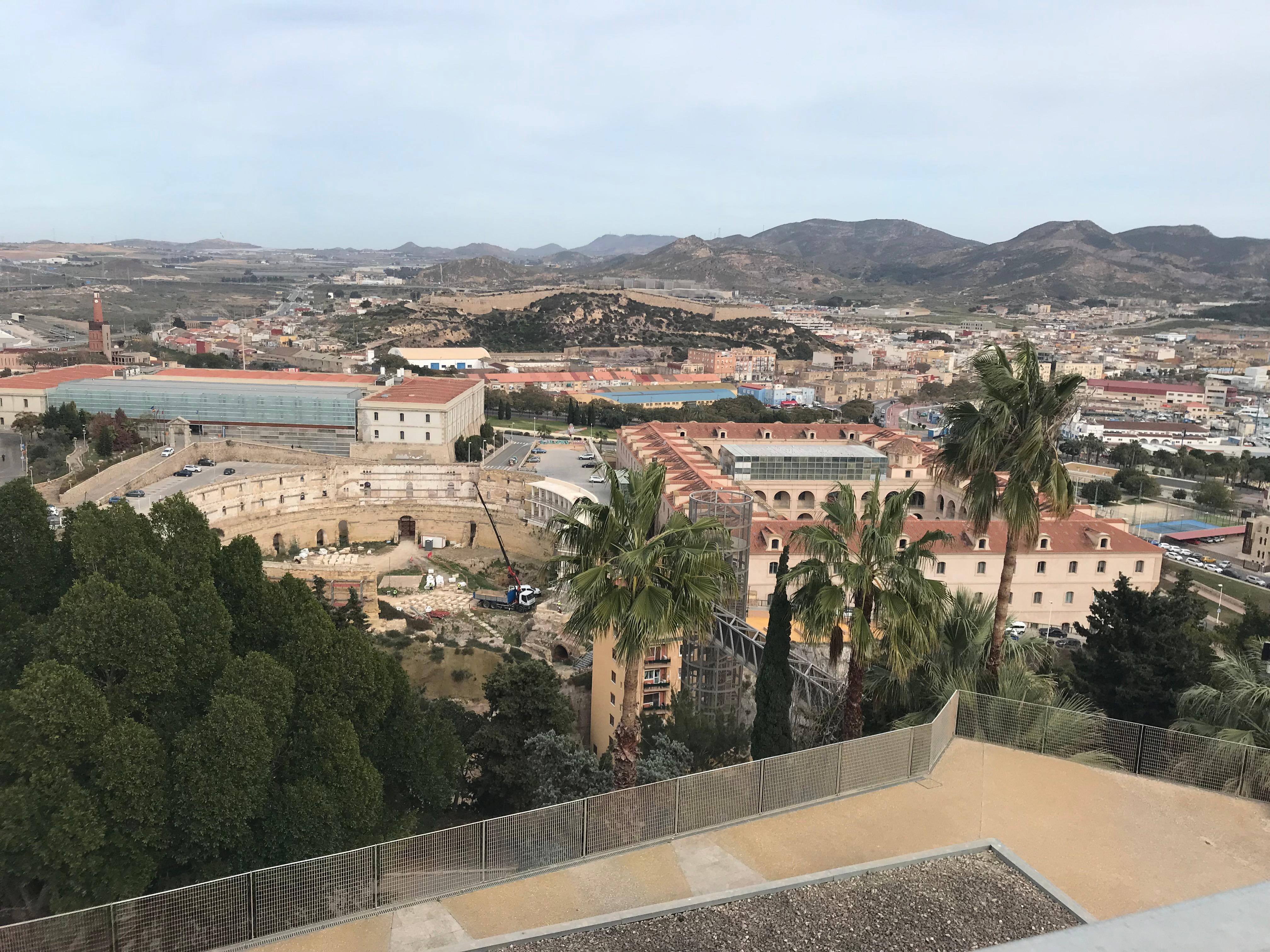 Utsikt over byen fra 
Castillo de la Concepción med 
Museo del Teatro Romano nedenfor.