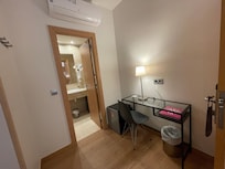 Habitación doble, además de la zona de camas, tiene mesa con silla y reposa-maletas