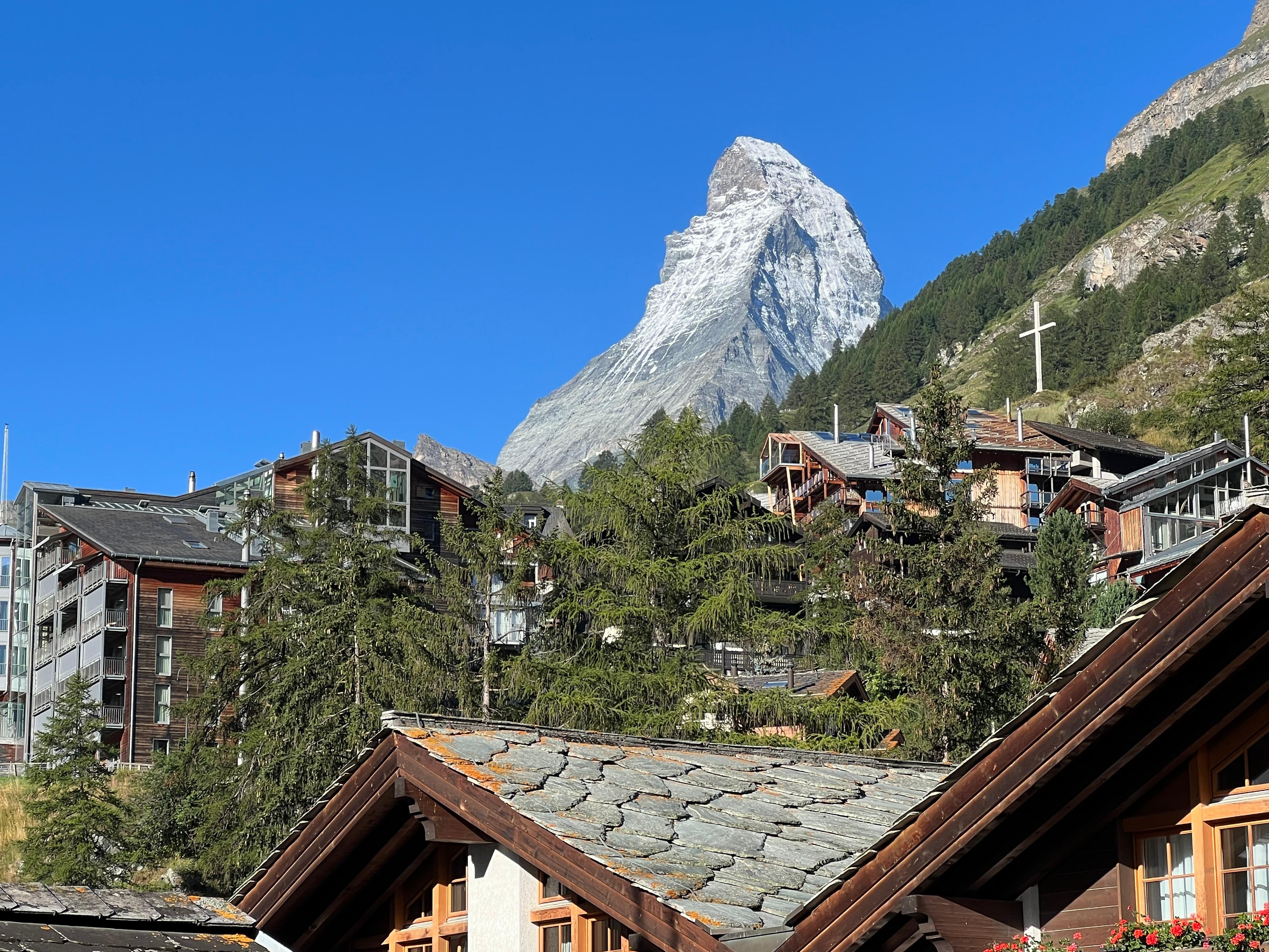 ベランダから朝に室内から見えるマッターホルン