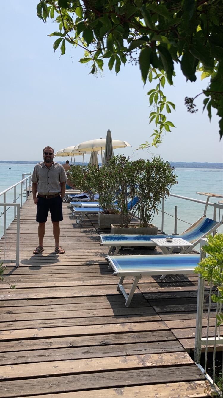 Brygge med solsenger