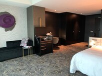 Schreibtisch und Couch