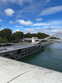 Extérieur vu du pont Charles de Gaulle