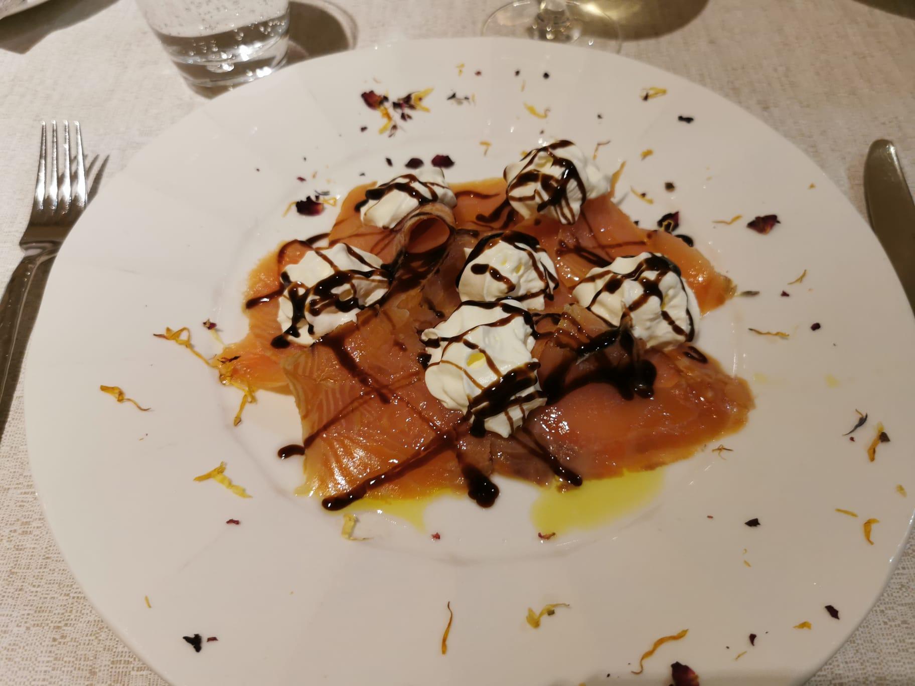 Salmone marinato con spuma di panna dolce