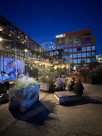 Umiddelbar nærhed. Ungt. Spændende. Natteliv.