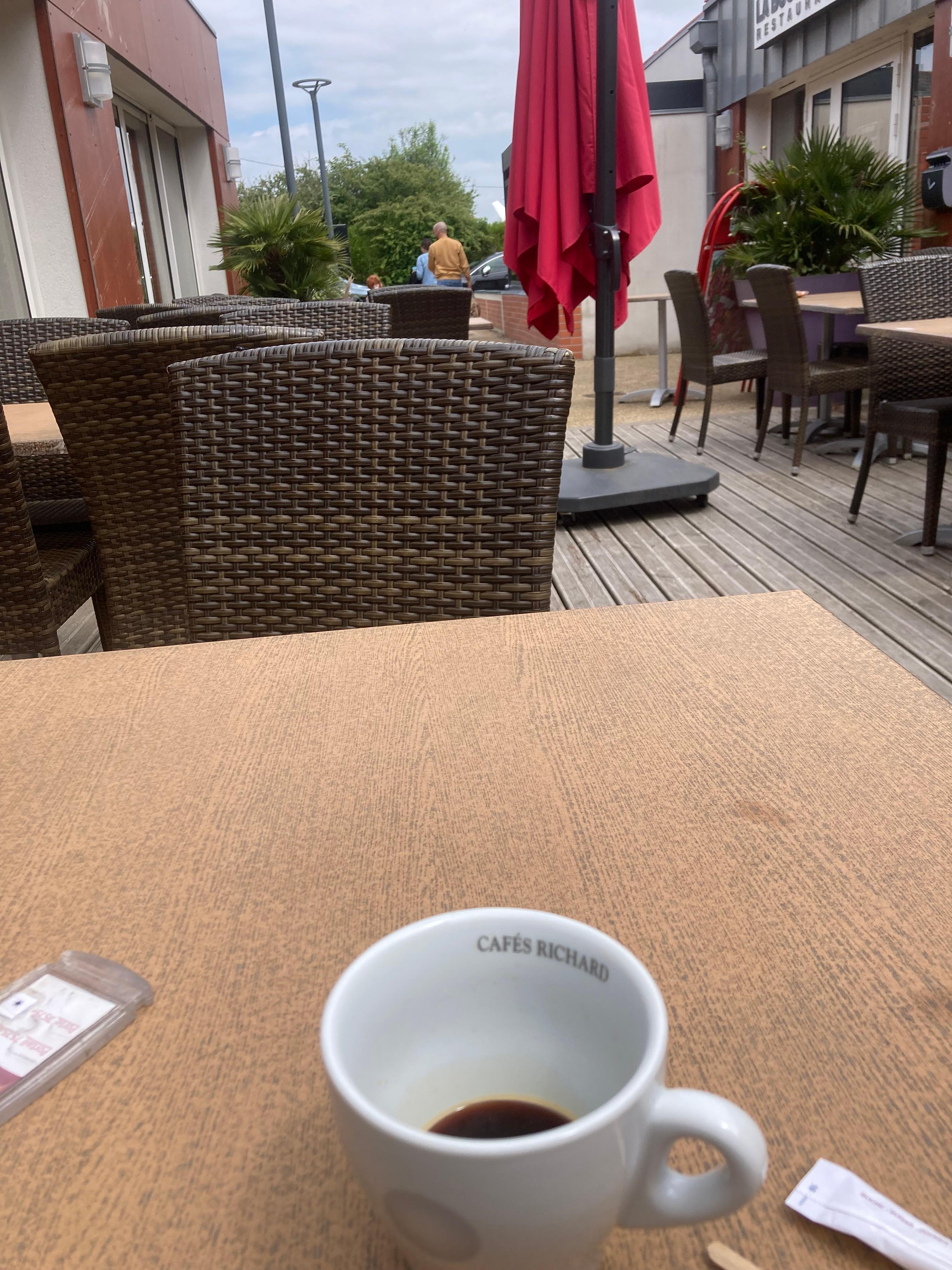 Terrasse abritée entre espace piscine et restaurant 