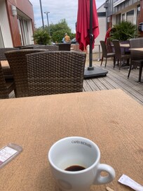 Terrasse abritée entre espace piscine et restaurant