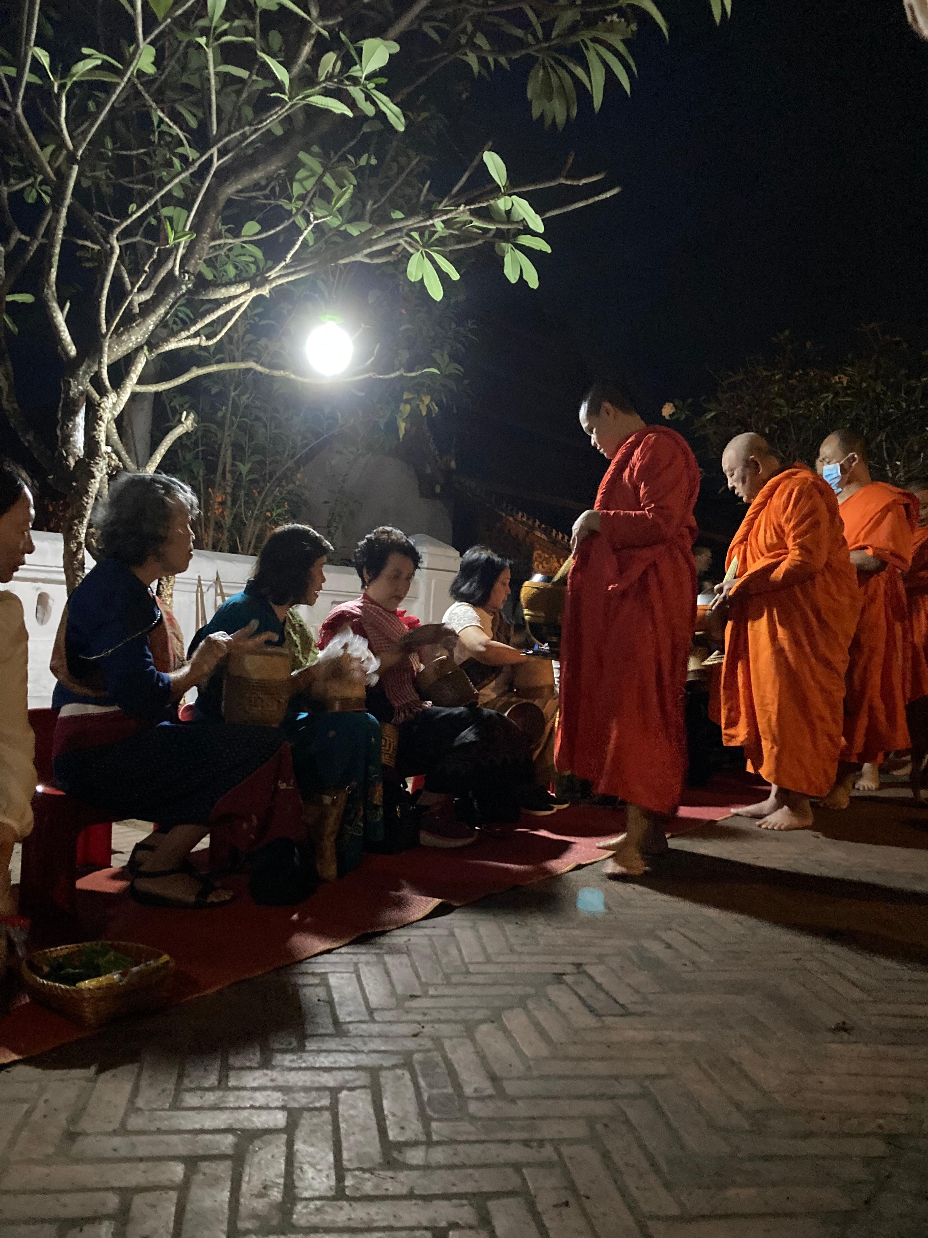 夜明けと共に托鉢が始まる