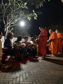 夜明けと共に托鉢が始まる