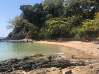Hotellets egen strand hade klart vatten och vackra fiskar. Trevligt att snorkla.