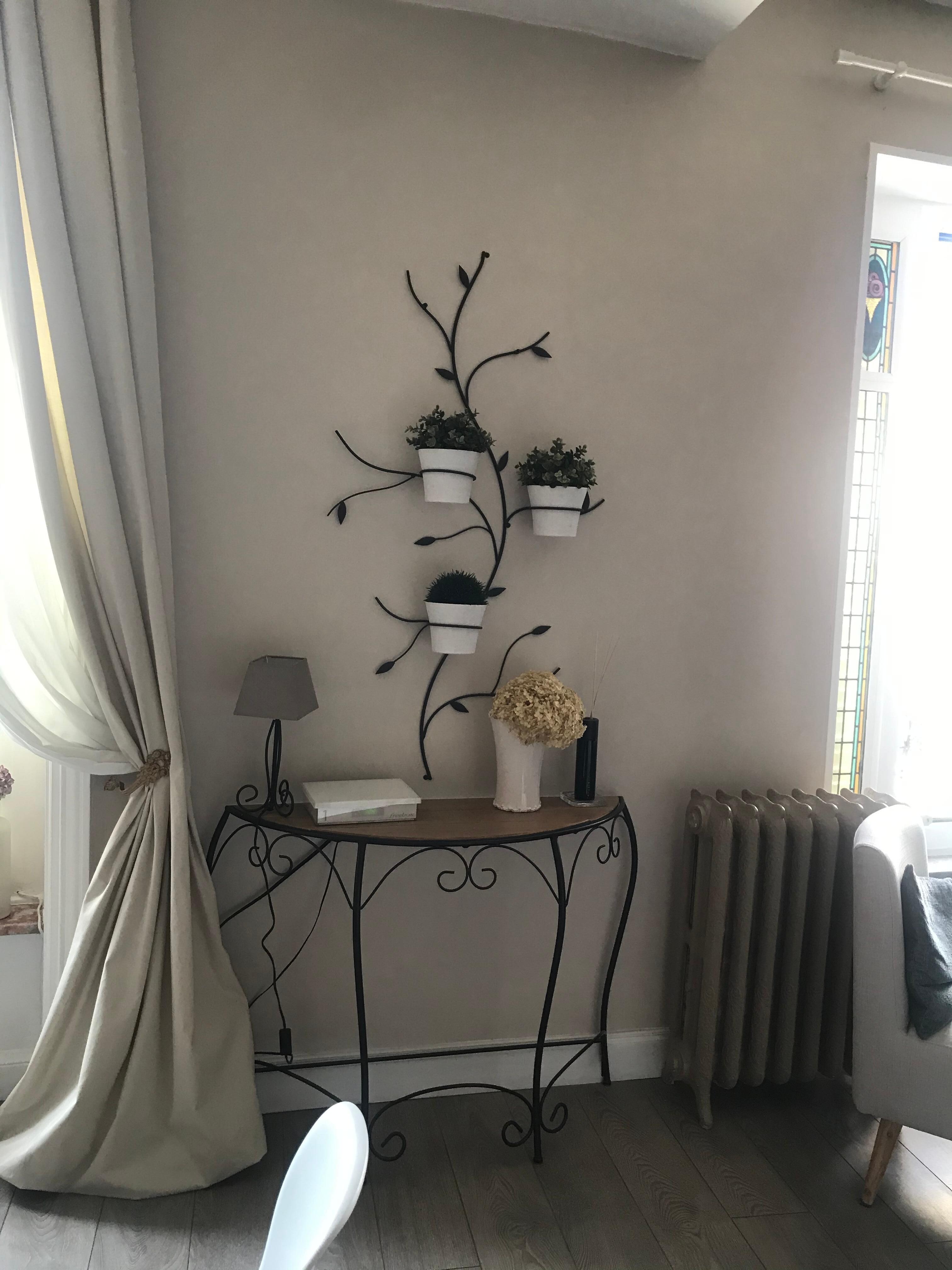 Le salon du petit dejeuner et sa Decoration mural et vitrail à la fenêtre que je n’ai pas osé photographier. 👍