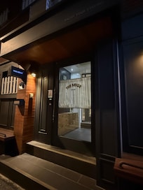 酒店入口,要按密碼才通進入。