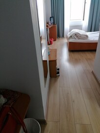 Grote ramen en uitzicht over de stad.