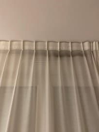 Rideaux noires dans le haut