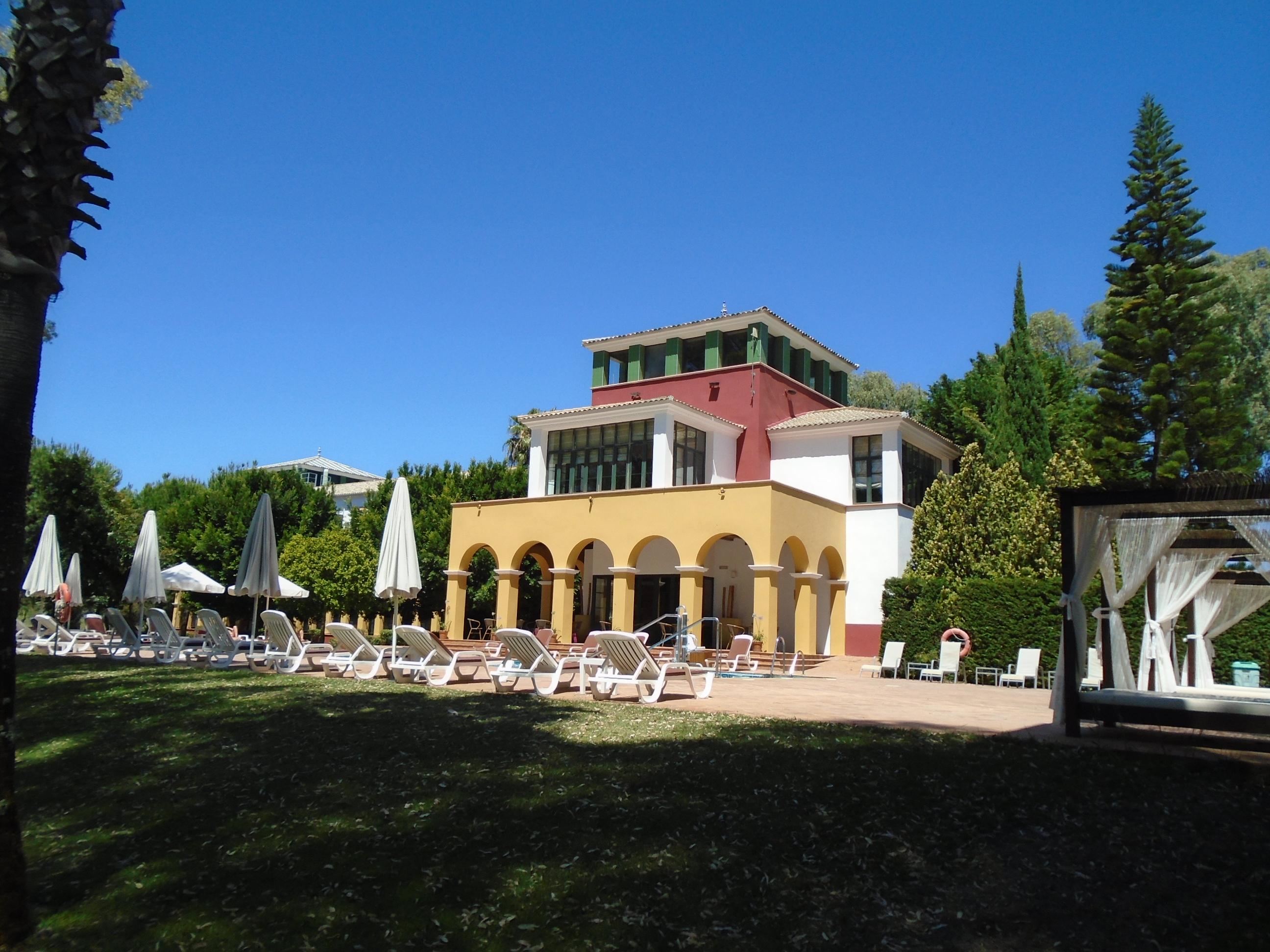 Vista de piscina y hotel al fondo