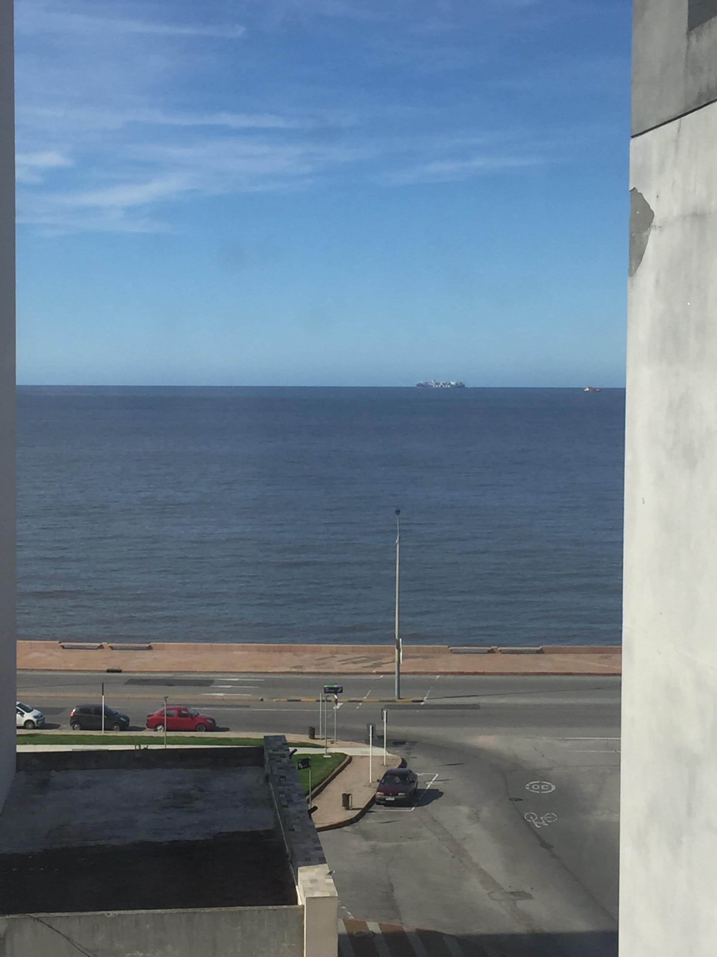 La costa mientras desayuno si bien no es una habitación q de al mar este se deja ver por las ventanas 