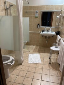 Salle de bain en état moyen