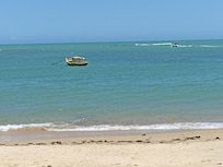 Praia com água azul e transparente.