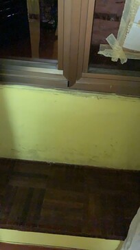 Finestre Riparata con nastro adesivo e cartone e muffa sotto la finestra