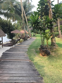 Strand/promenade op til reception langs privat strand