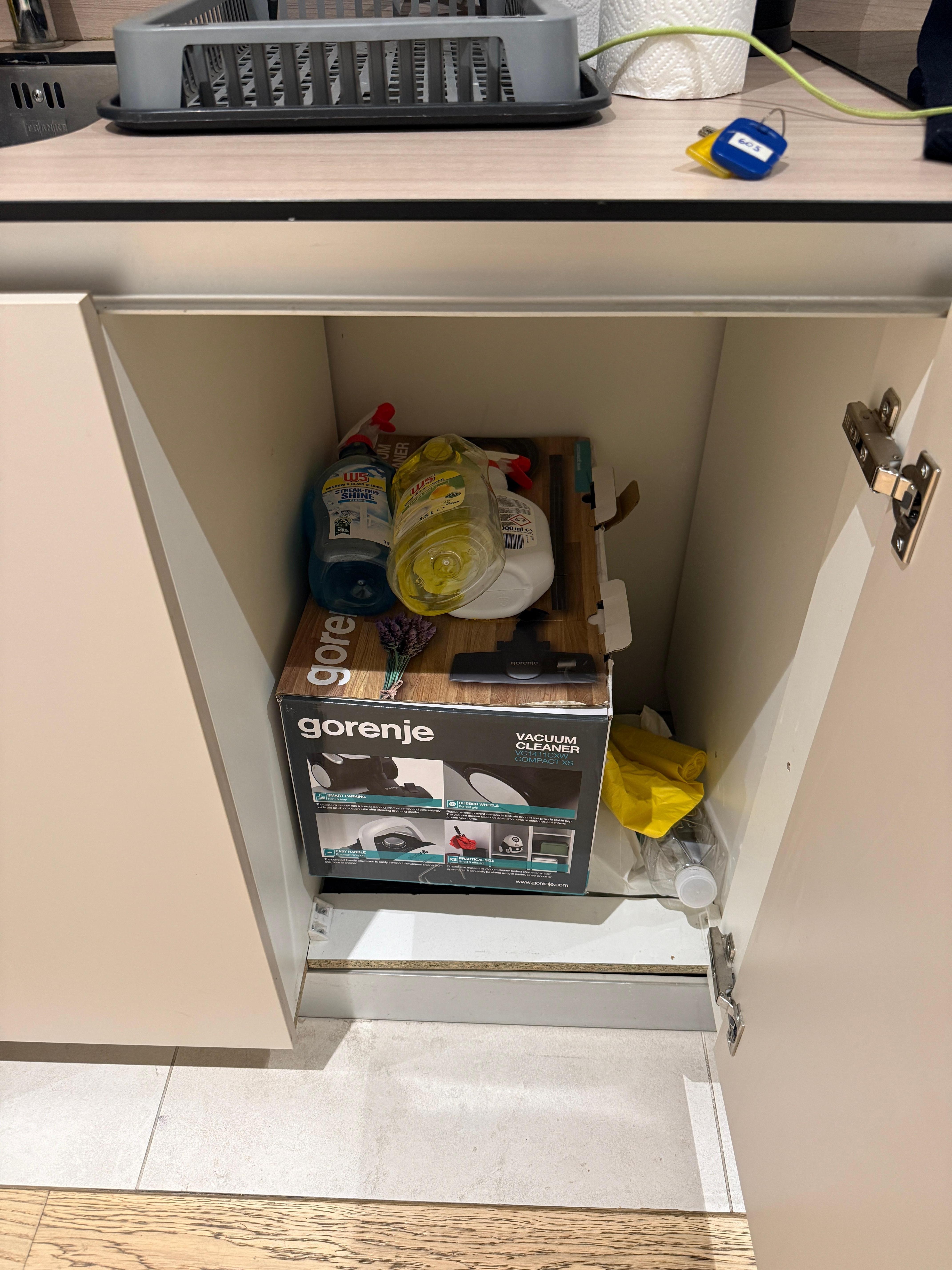 Vollgestellte Schränke 