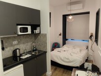 Camera doppia con zona cucina e bagno privato.