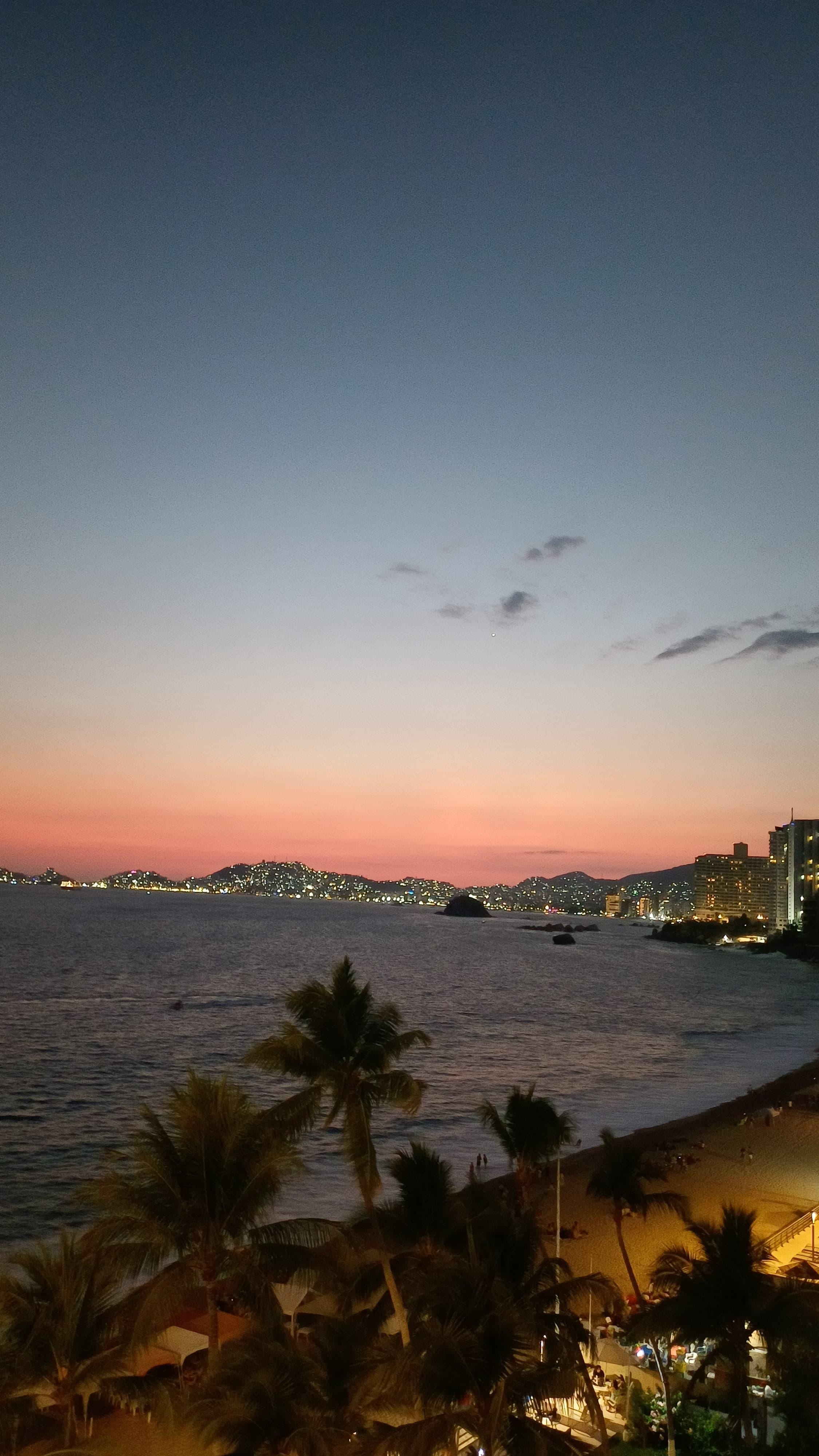 Vista desde la habitación, piso 5, con vista al mar. 