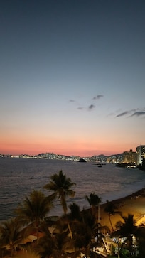Vista desde la habitación, piso 5, con vista al mar.