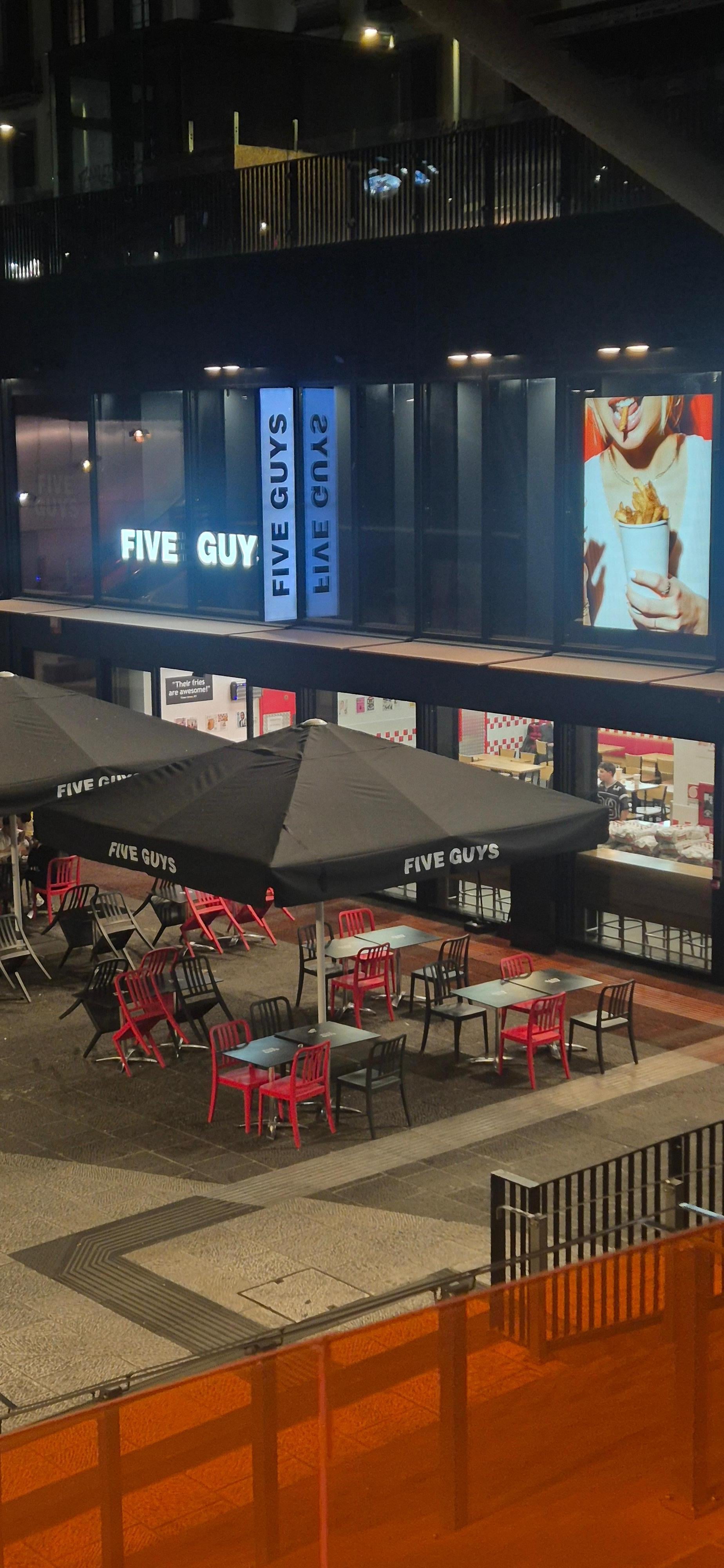 ESTAÇÃO E O FIVE GUYS