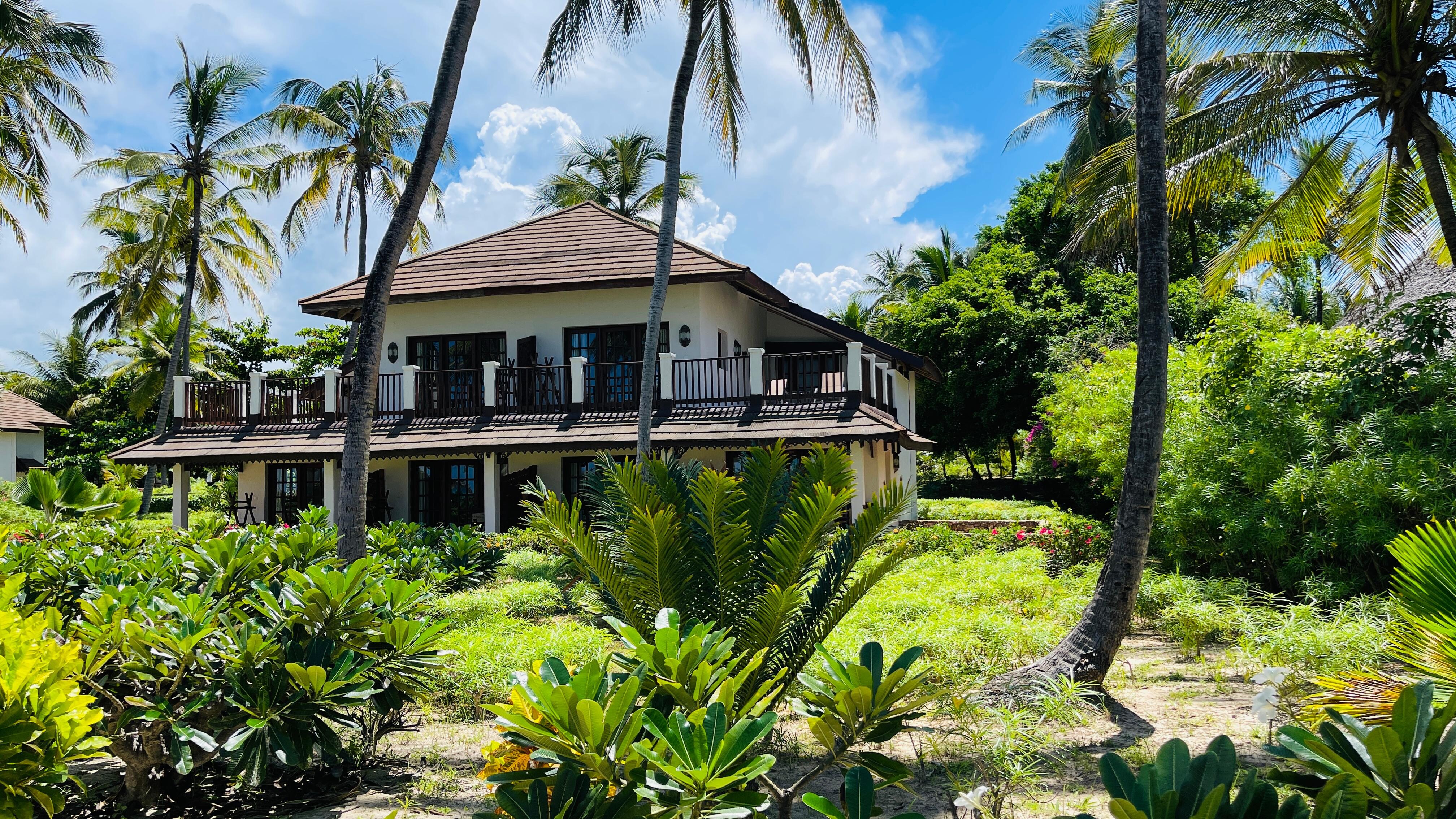 Very well kept grounds. Nighttime soft walkway lighting 