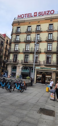 HOTE ENTRADA Y JUSTO AL LADO UNA BOMBONERA WUOO DE ENSUENOS
