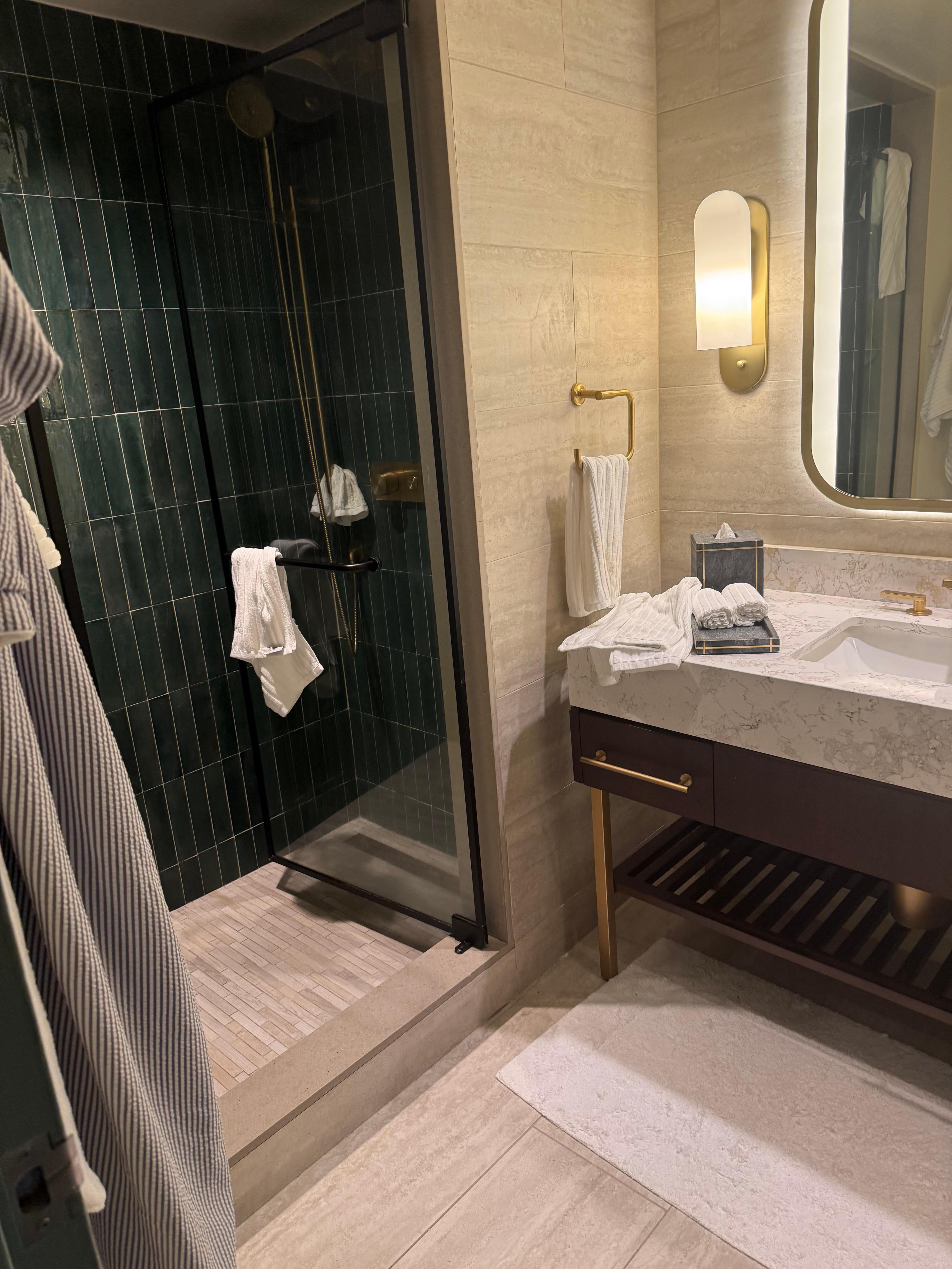 Nice bathroom with great water pressure & hot water. 