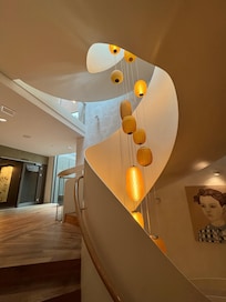 Lichtdurchfluteter Gang und Treppe zu den Stockwerken mit Zimmern