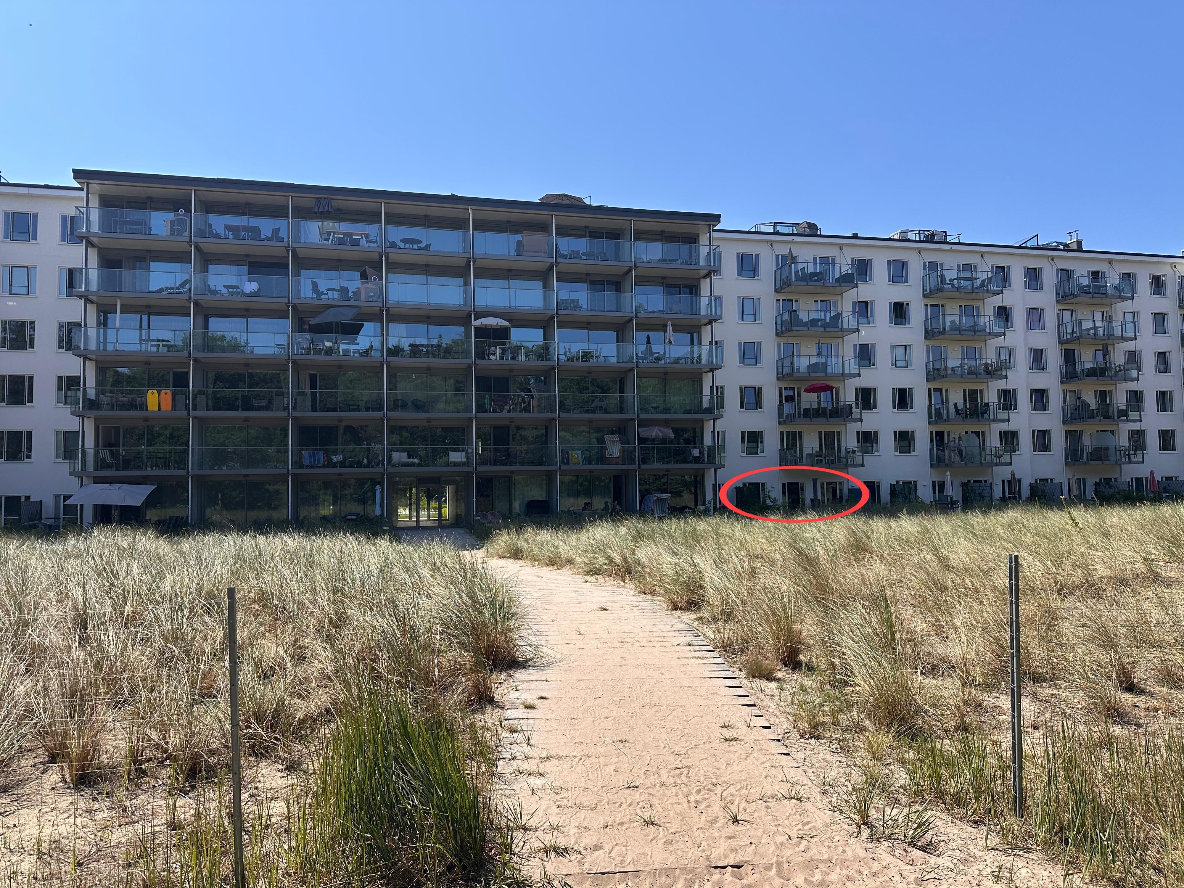 Blick auf die Ferienwohnung (rot eingekreist), vom Strand kommend…