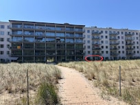 Blick auf die Ferienwohnung (rot eingekreist), vom Strand kommend…