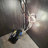 床頭莫名的裝置,超亮又關不掉