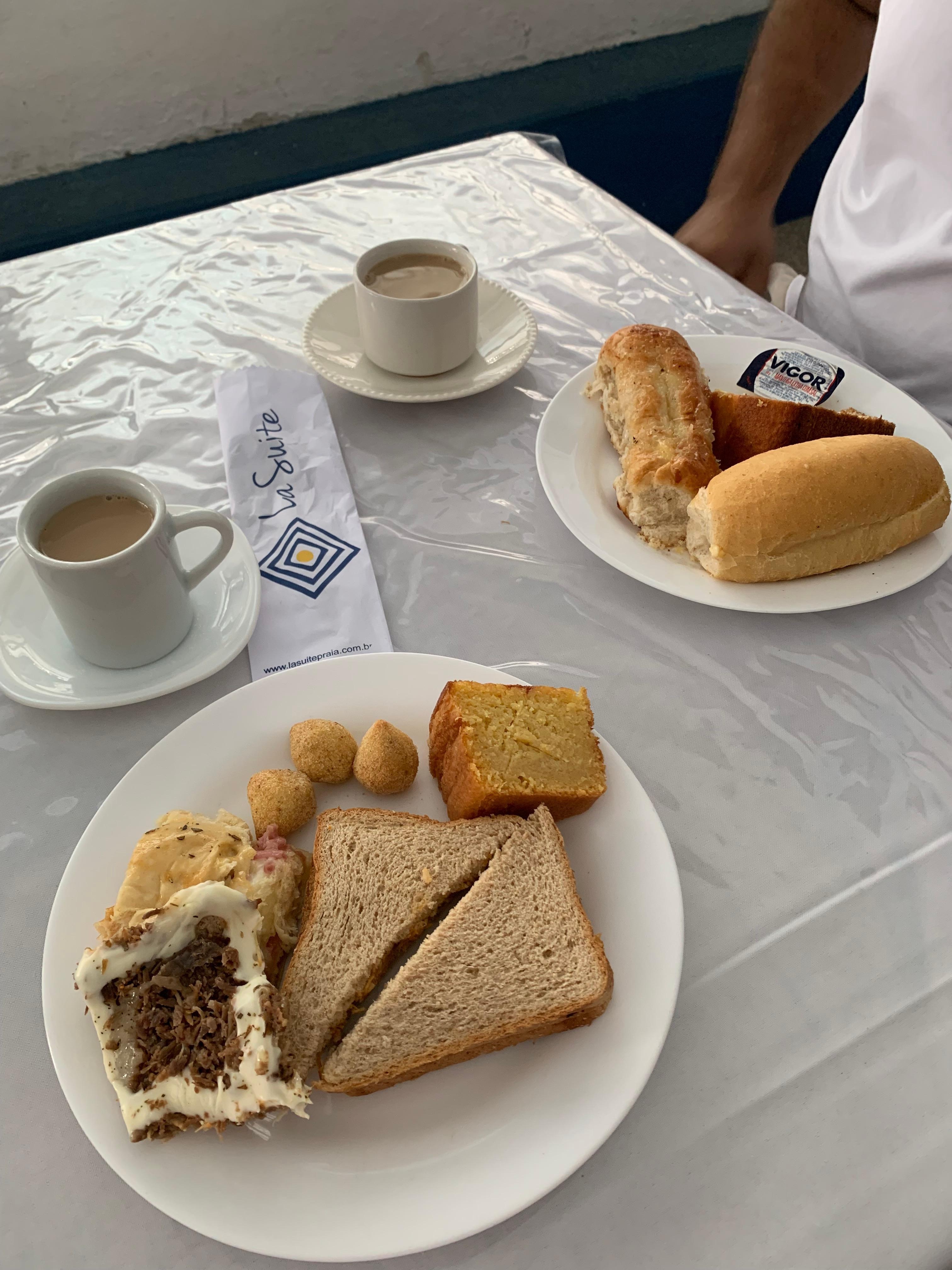 Café da manhã com várias opções. 