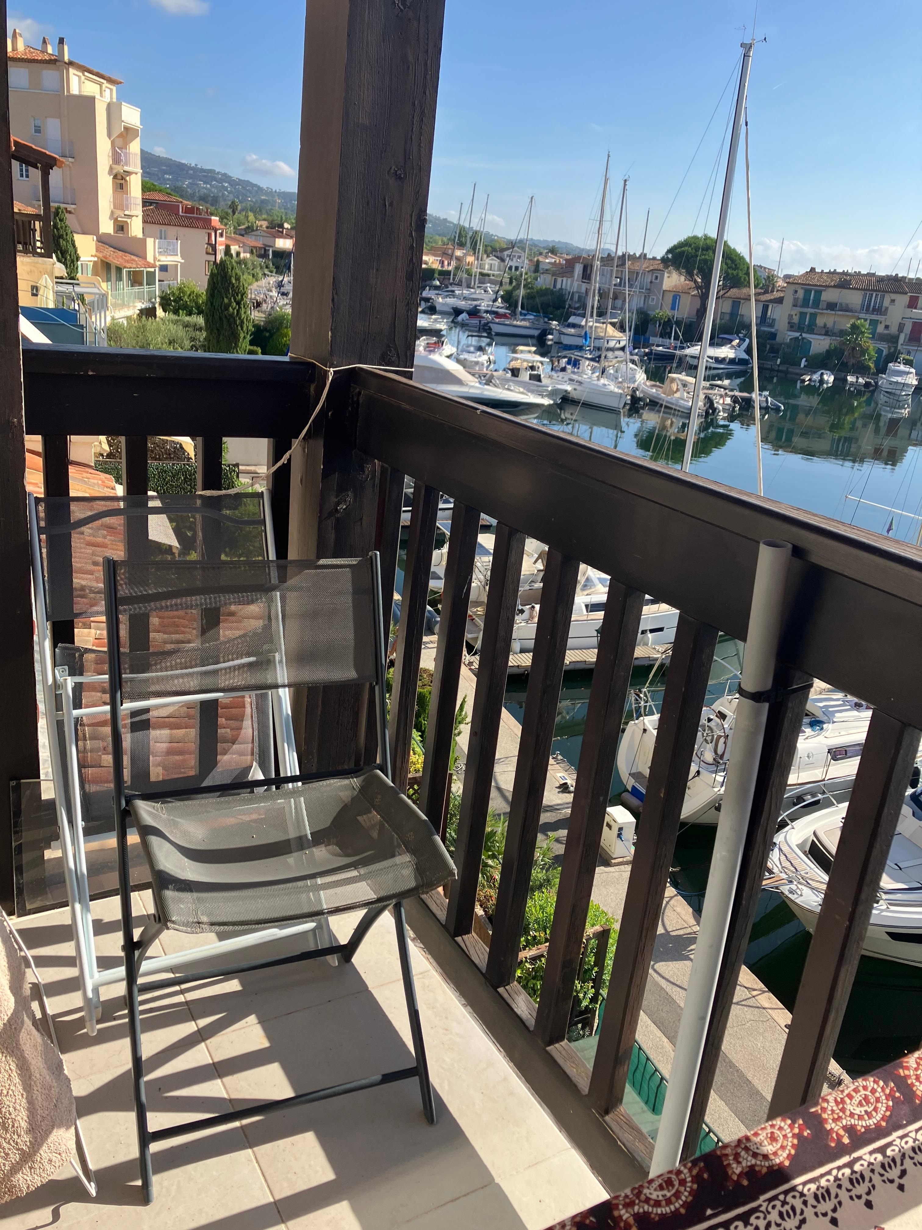 Schöne Aussicht von dem Balkon