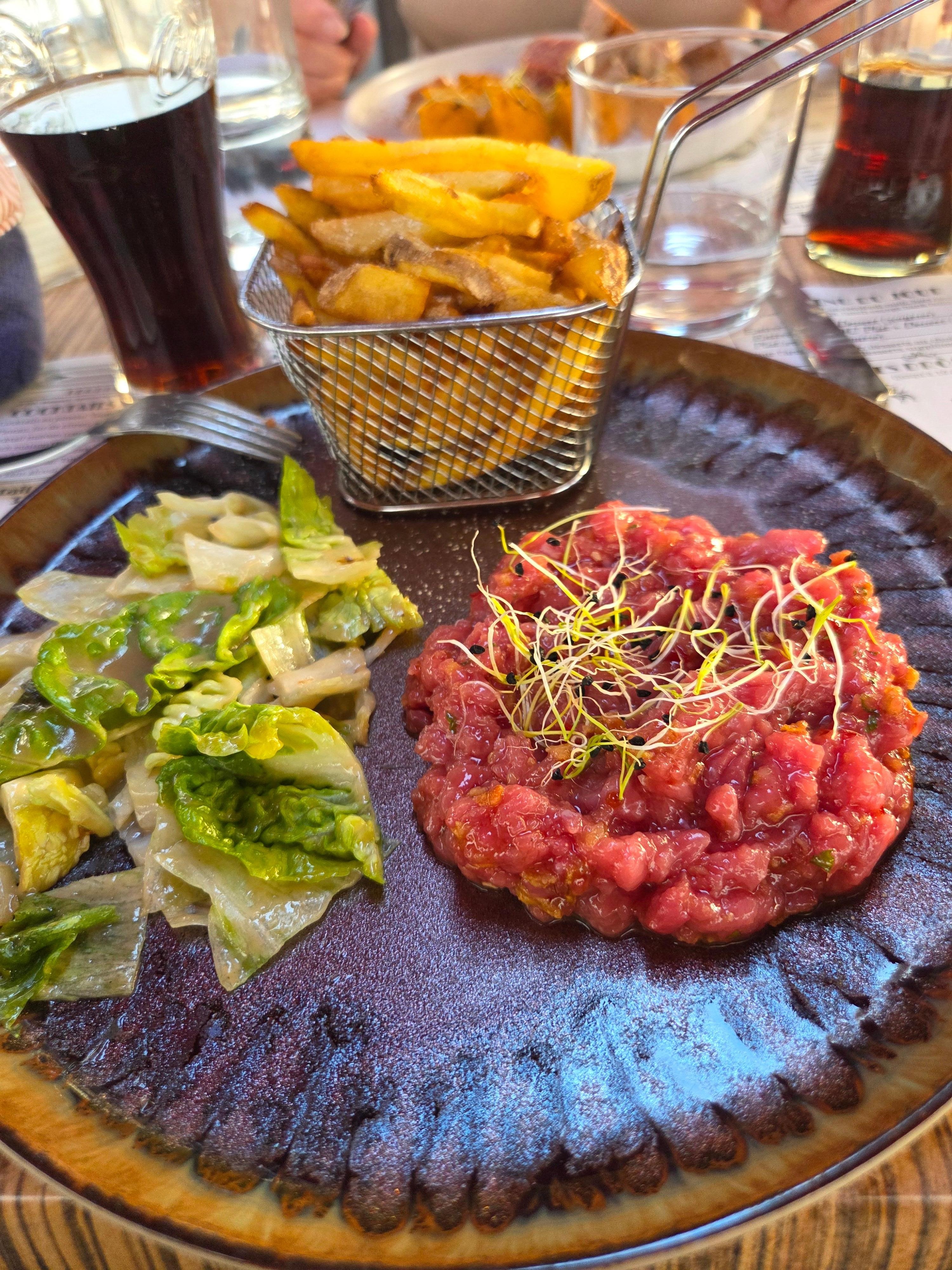 Steak tartare viande préparée au couteau.