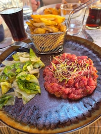 Steak tartare viande préparée au couteau.