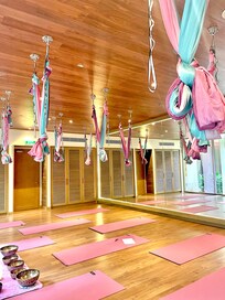 スパ棟にあるエアリアルヨガの教室。インストラクターの方々が素晴らしい。