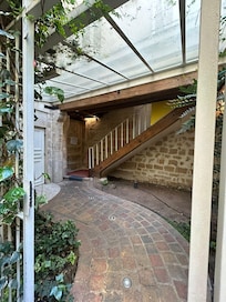 entrada de um dos prédios internos