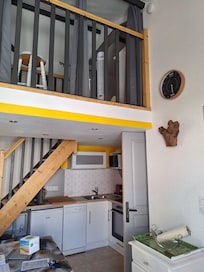 Efficiënt kitchen with all cooking stuff