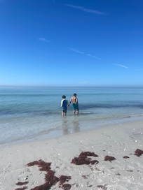 beach is friendly for kids/wading