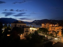 Ausblick vom Balkon bei Nacht
