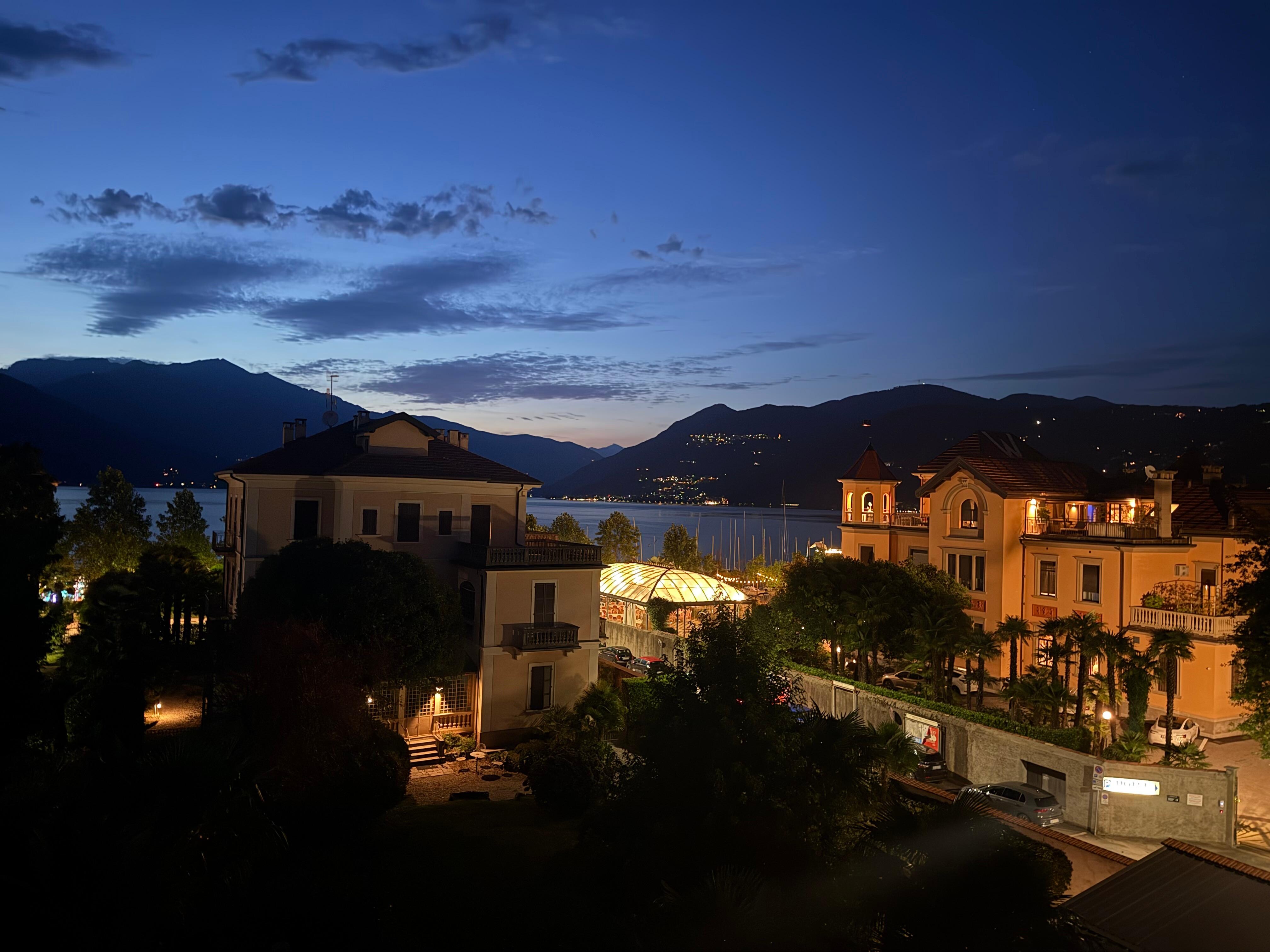 Ausblick vom Balkon bei Nacht