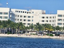Vista del hotel desde el mar