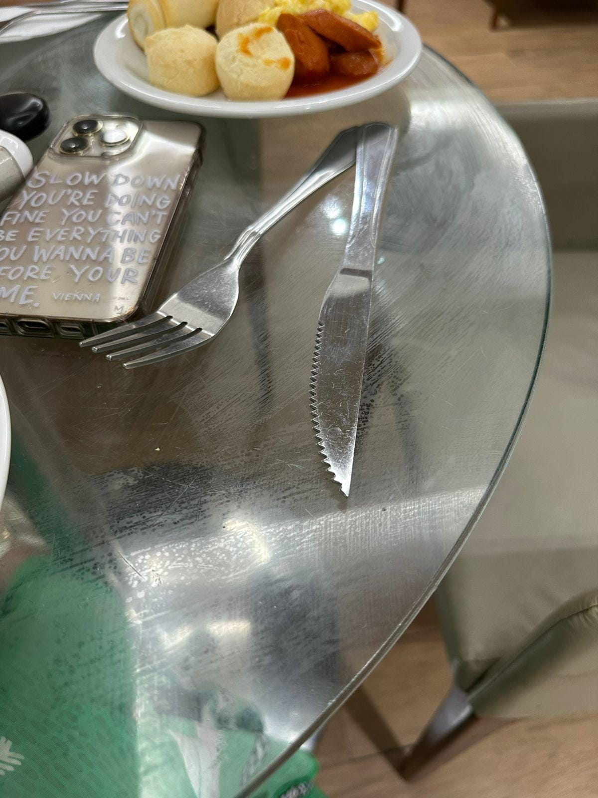 mesa do café da manha suja